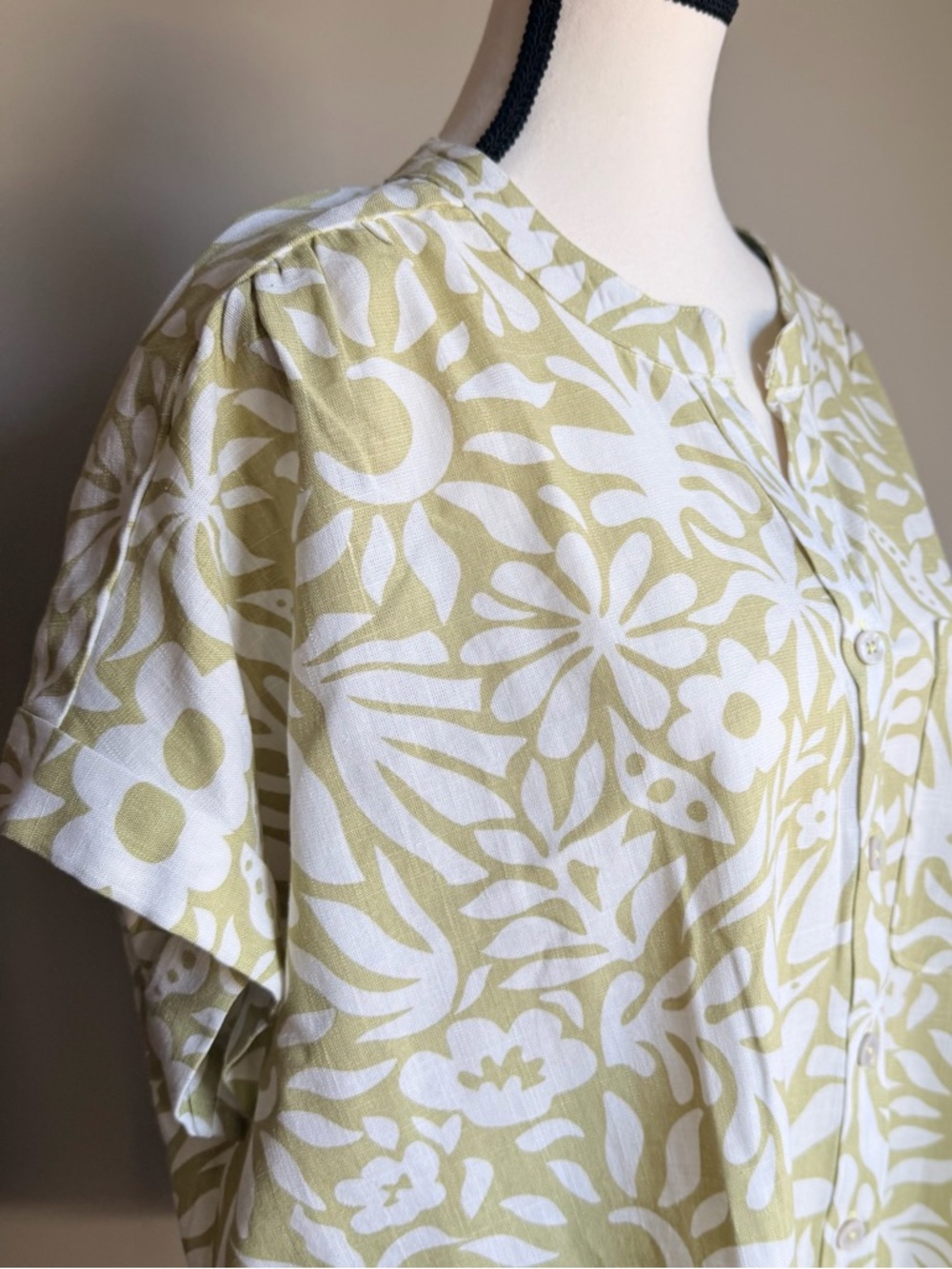 Light Green and White Floral Linen-Blend Button-Up Blouse